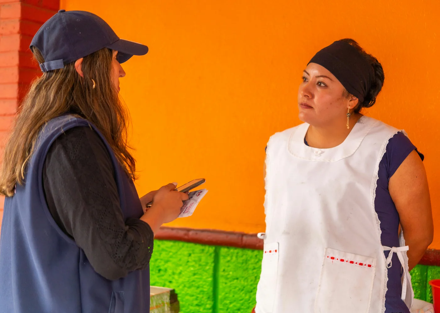 Dueña de una fonda conversando con una asesora de Kuenta